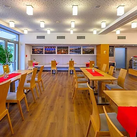 Atom Hotel
